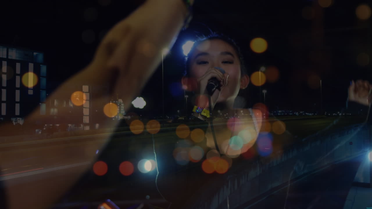 콘서트에서 행복한 아시아 여성 가수 위에 흐릿한 밤 도로 교통의 애니메이션