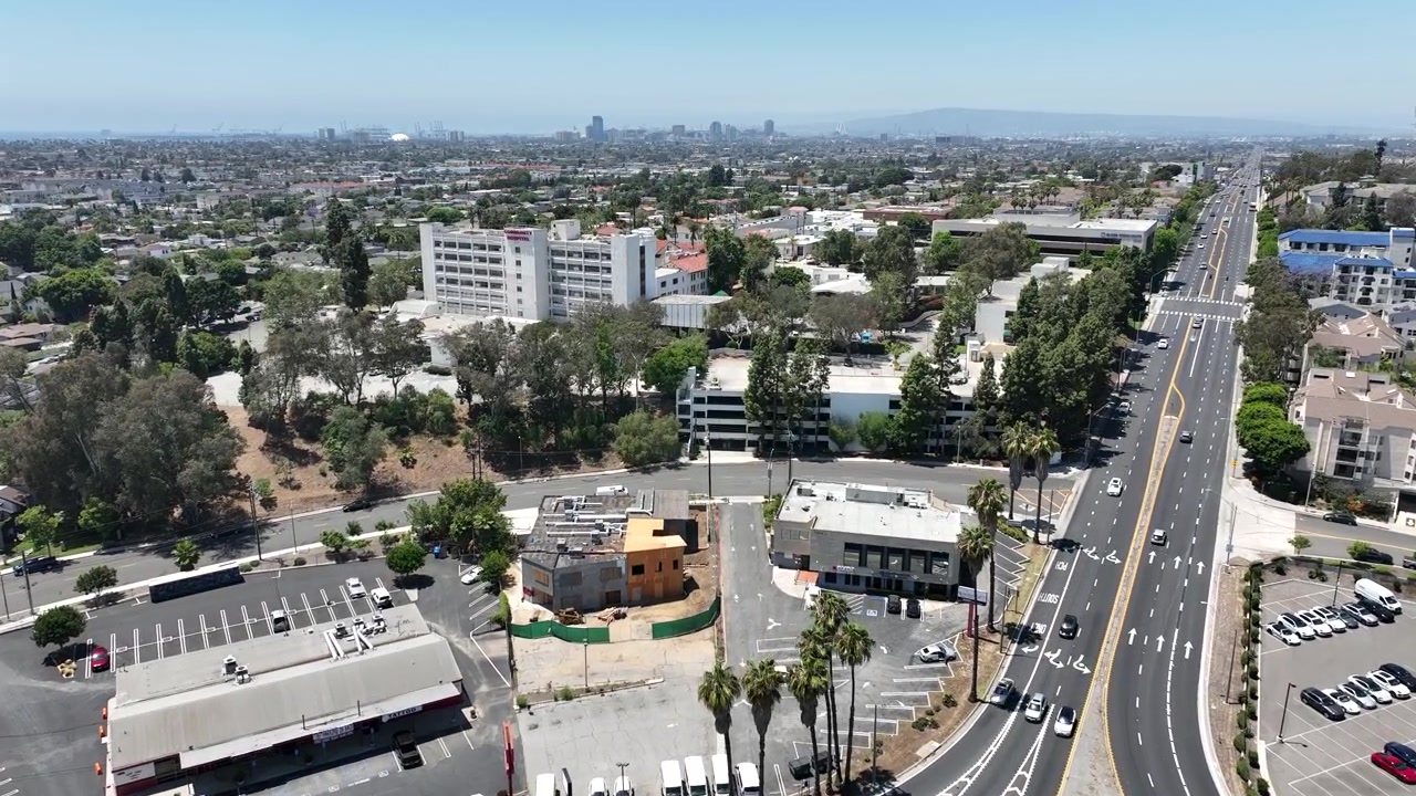 Imagens aéreas de drone em alta resolução da rotatória Long Beach Traffic Circle em Long Beach, Califórnia, EUA. Vista aérea panorâmica apresentando ruas movimentadas, palmeiras e bairros residenciais