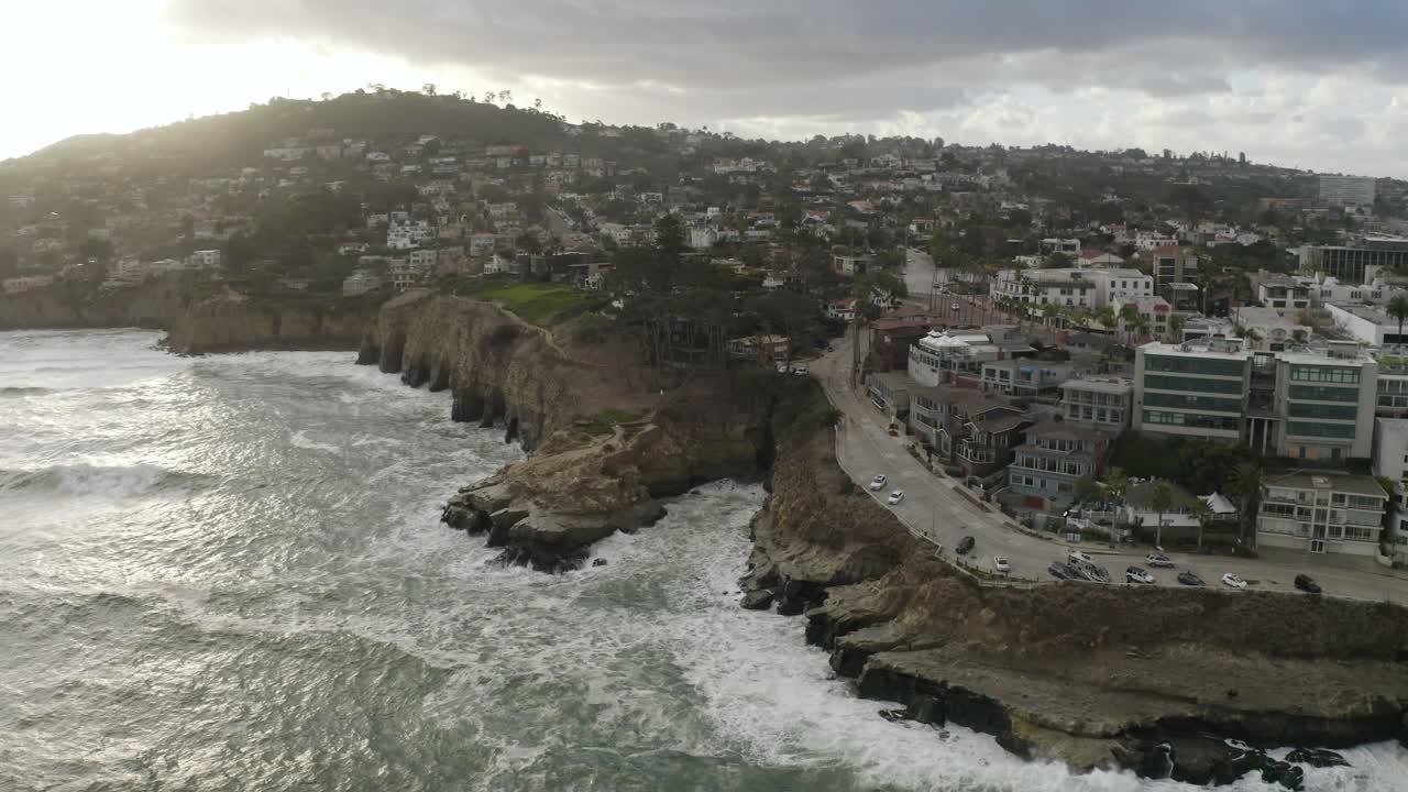 Hermosa costa de San Diego durante el atardecer, toma aérea estática.