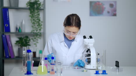 científico adolescente en un laboratorio