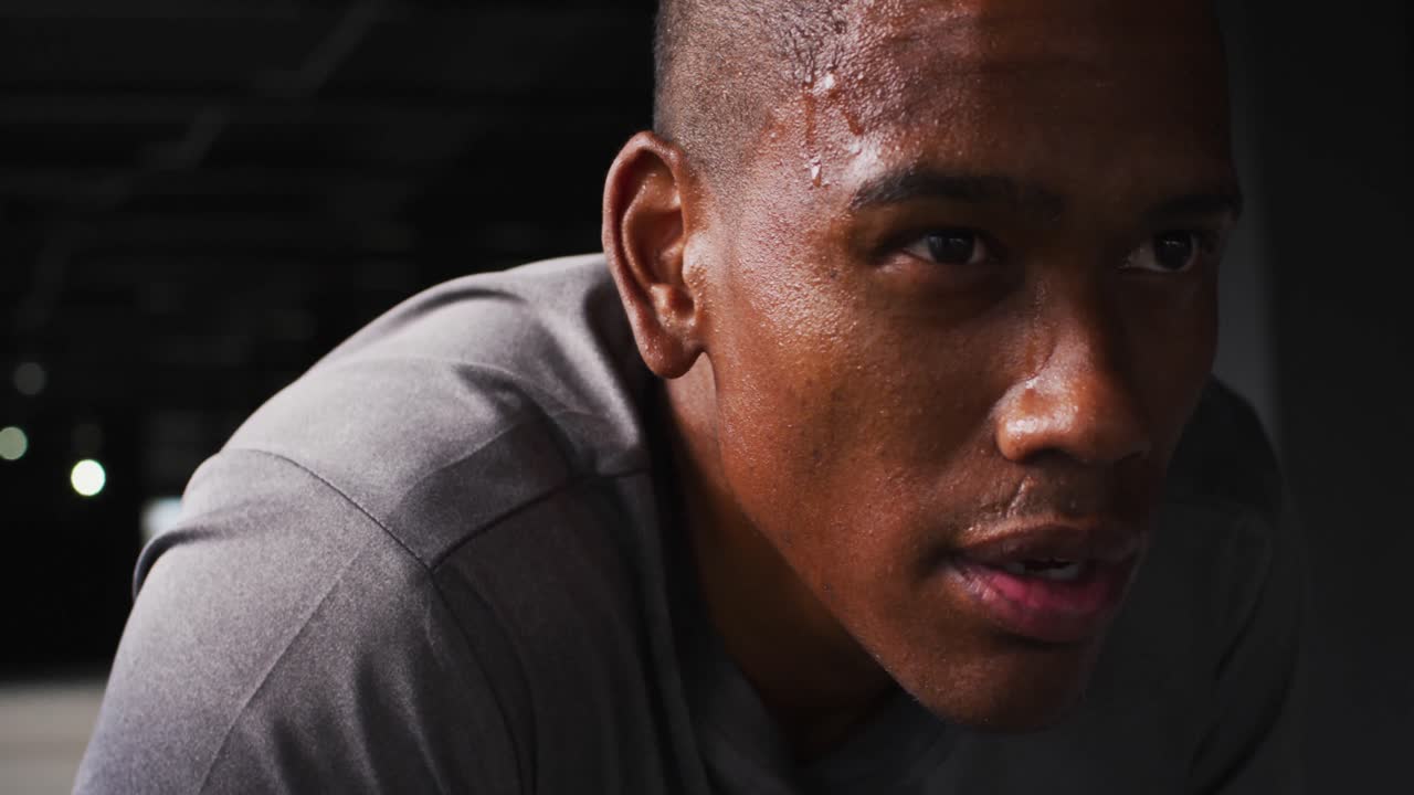 휴식을 취하고 심하게 숨을 쉬는 아프리카계 미국인 남자의 초상화