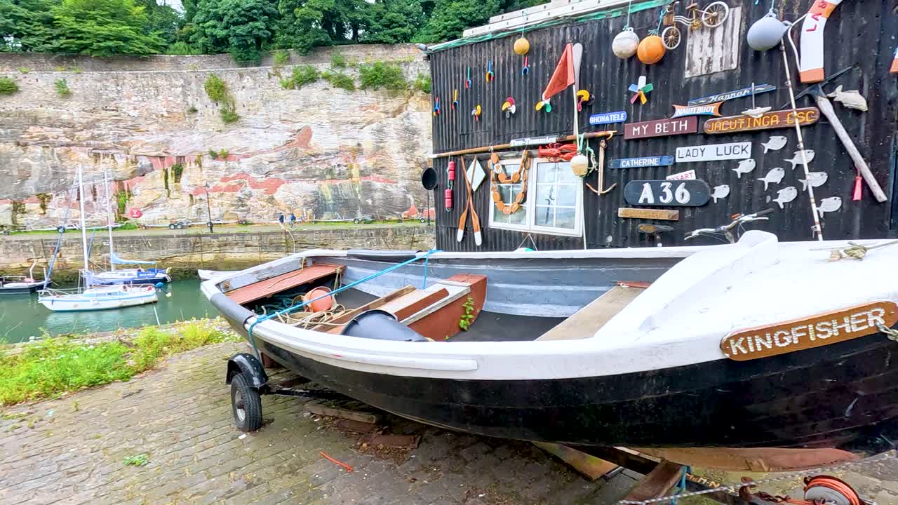 un barco atracado cerca de un puerto pintoresco