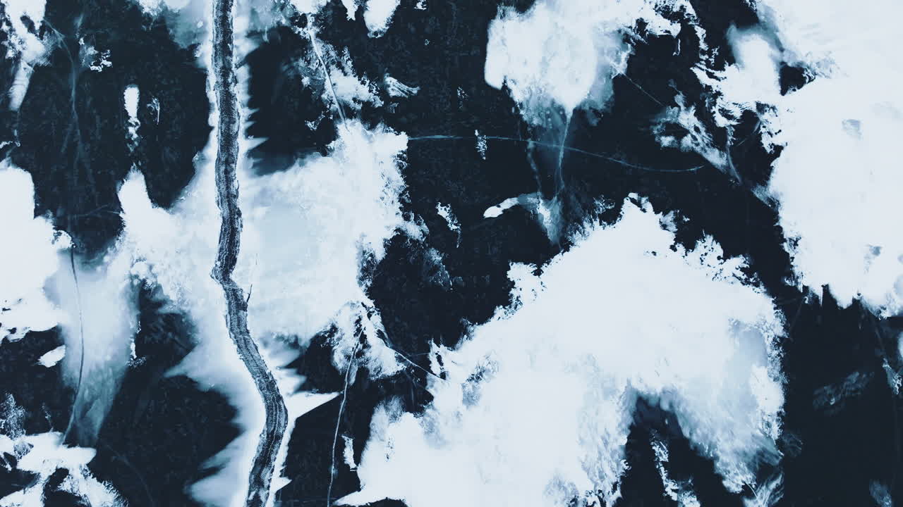 дронный снимок замороженного озера мичиган с большими трещинами в ледяном покрове