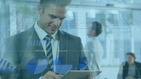 animación del procesamiento de datos financieros sobre empresario caucásico usando tableta en la oficina.