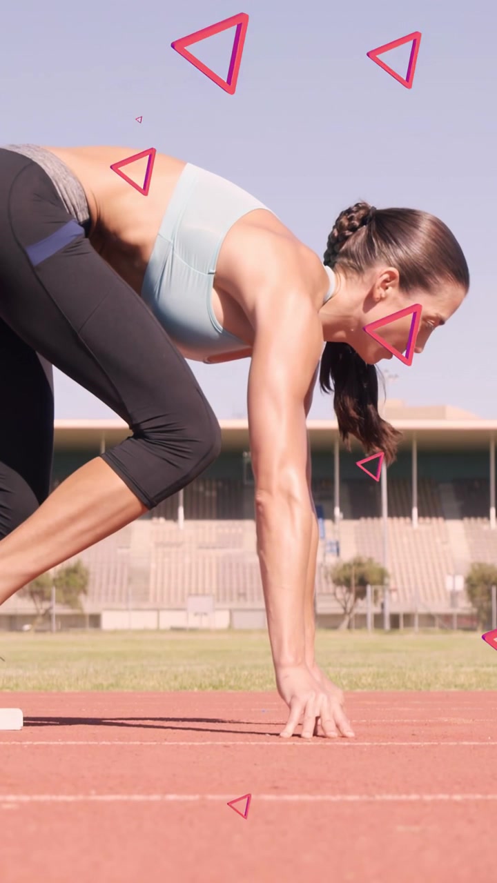 Video vertical: Corredora preparándose para salir disparada de la pista para deportes, con triángulos rosas superpuestos.
