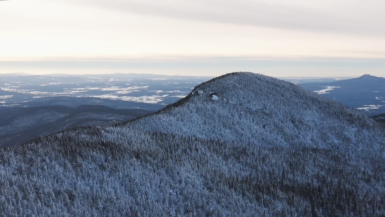 vista panorámica de los picos de las montañas cubiertas de nieve de los municipios del este de quebec, canadá - toma aérea panorámica derecha