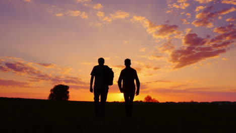 Silhouetten-Von-Zwei-Männern---Sohn-Und-Vater-Gehen-Zusammen,-Um-Den-Sonnenuntergang-Zu-Treffen