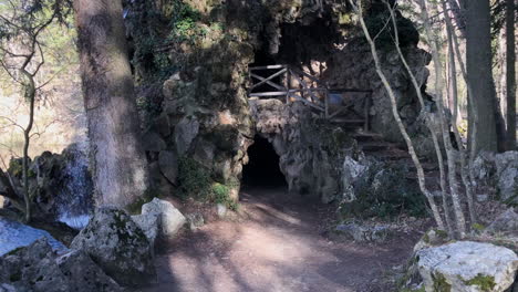 cueva con una mini cascada