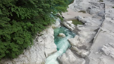 serio fluss mit seinem kristallklaren grünen wasser, bergamo, seriana-tal, italien