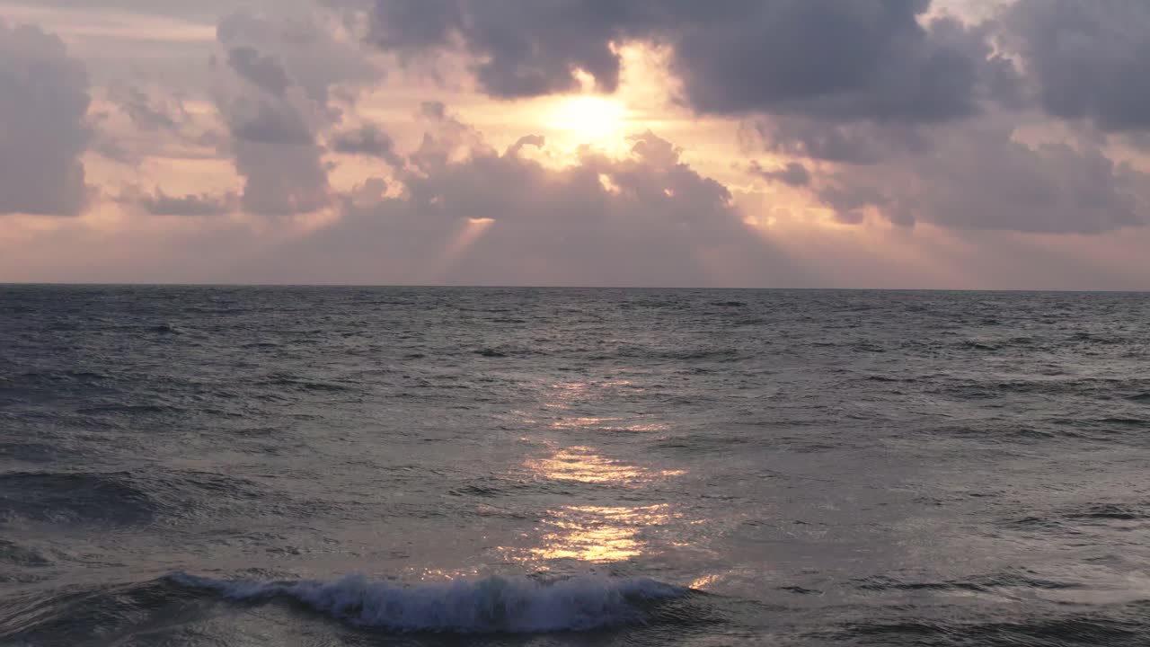 Sorvola l'oceano verso il tramonto, mare delle Laccadive