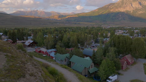 Push-over-houses-in-town-of-Crested-Butte-and-towards-mountains-at-golden-hour-in-the-summer