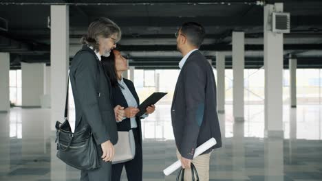 propietarios de edificios industriales se reúnen con empresarios árabes para discutir la venta de bienes raíces