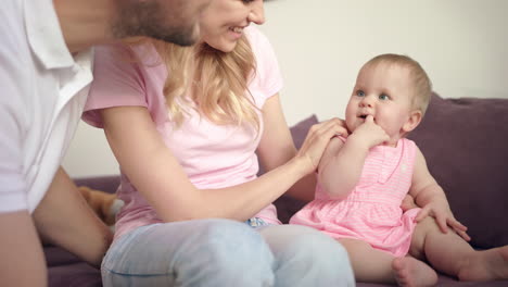 eine glückliche familie mit einem zusammen spielenden baby