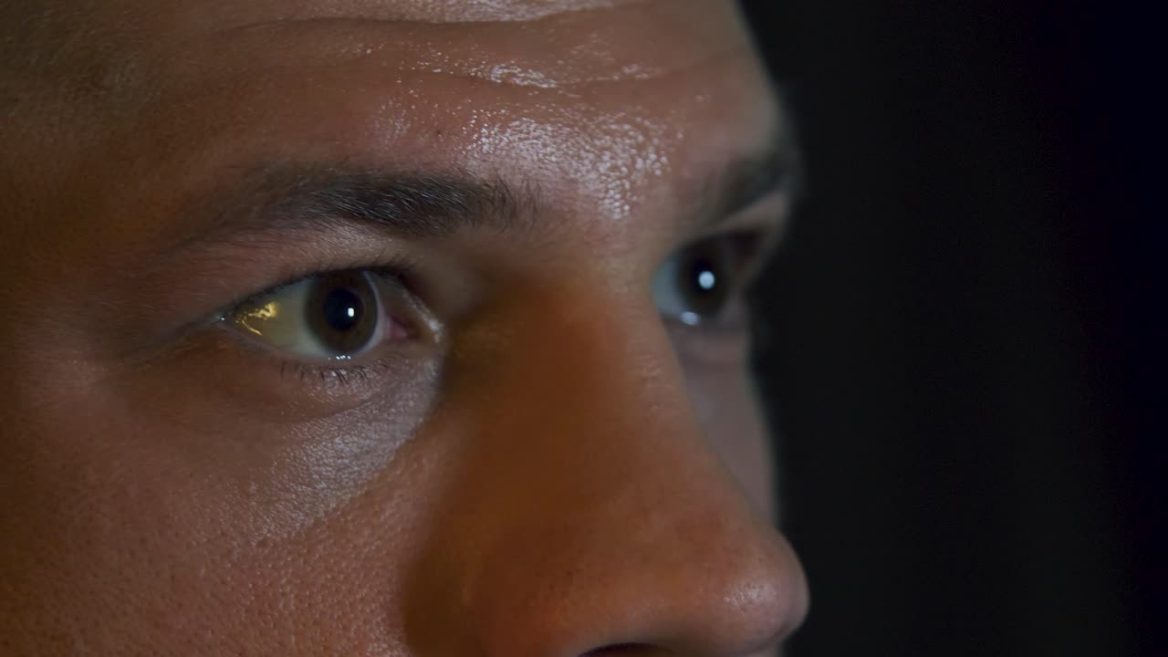 primer plano del perfil de un hombre