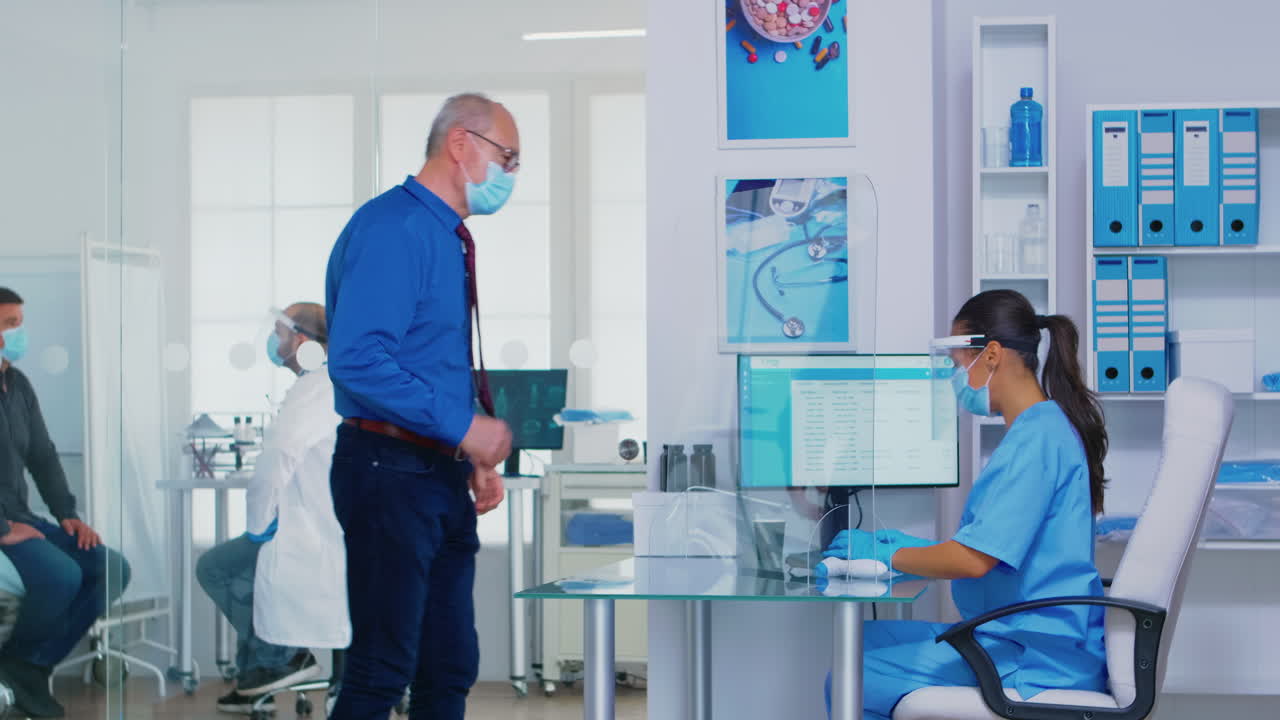 empujando a una anciana discapacitada en silla de ruedas a través de la zona de espera