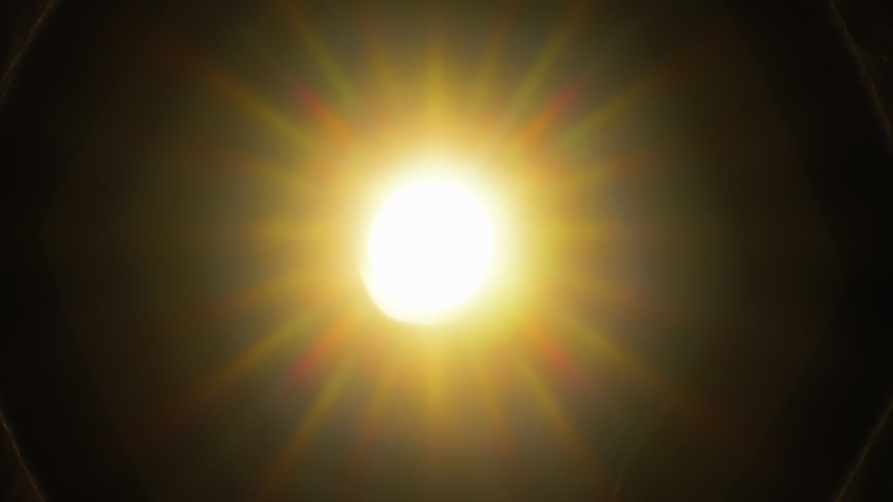 오래된 카메라 렌즈를 통해 빛나는 광선, 방광 블레이드가 닫히고 아지는 동안