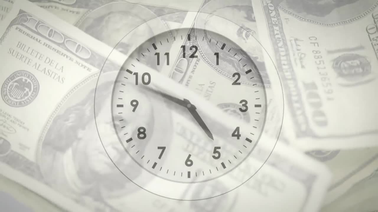 Animación de reloj que avanza sobre billetes de dólar americano