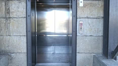 Puertas-Que-Se-Abren-Y-Cierran-En-El-Ascensor-Del-Aparcamiento-Con-La-Cámara-Acercándose