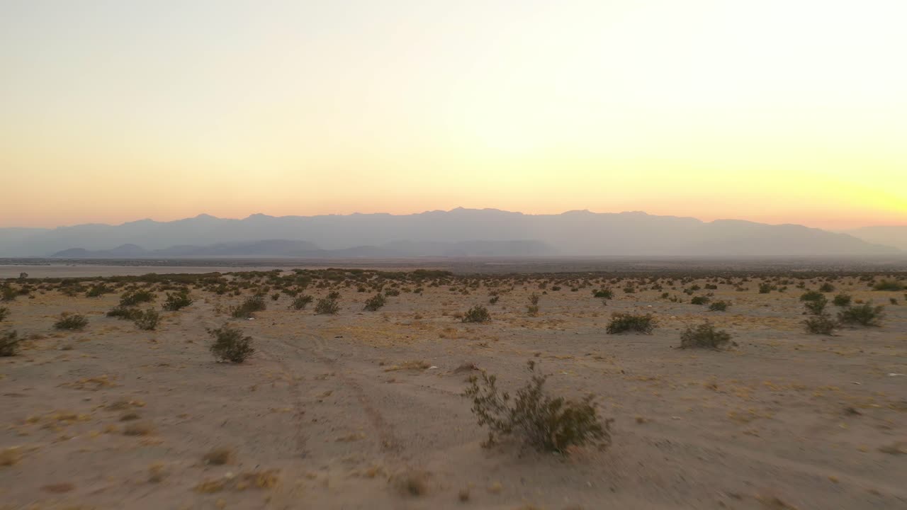 toma baja de drones, amplia vista desde el desierto en el valle de mexicali, entrando al lago salado desde baja california, méxico.
