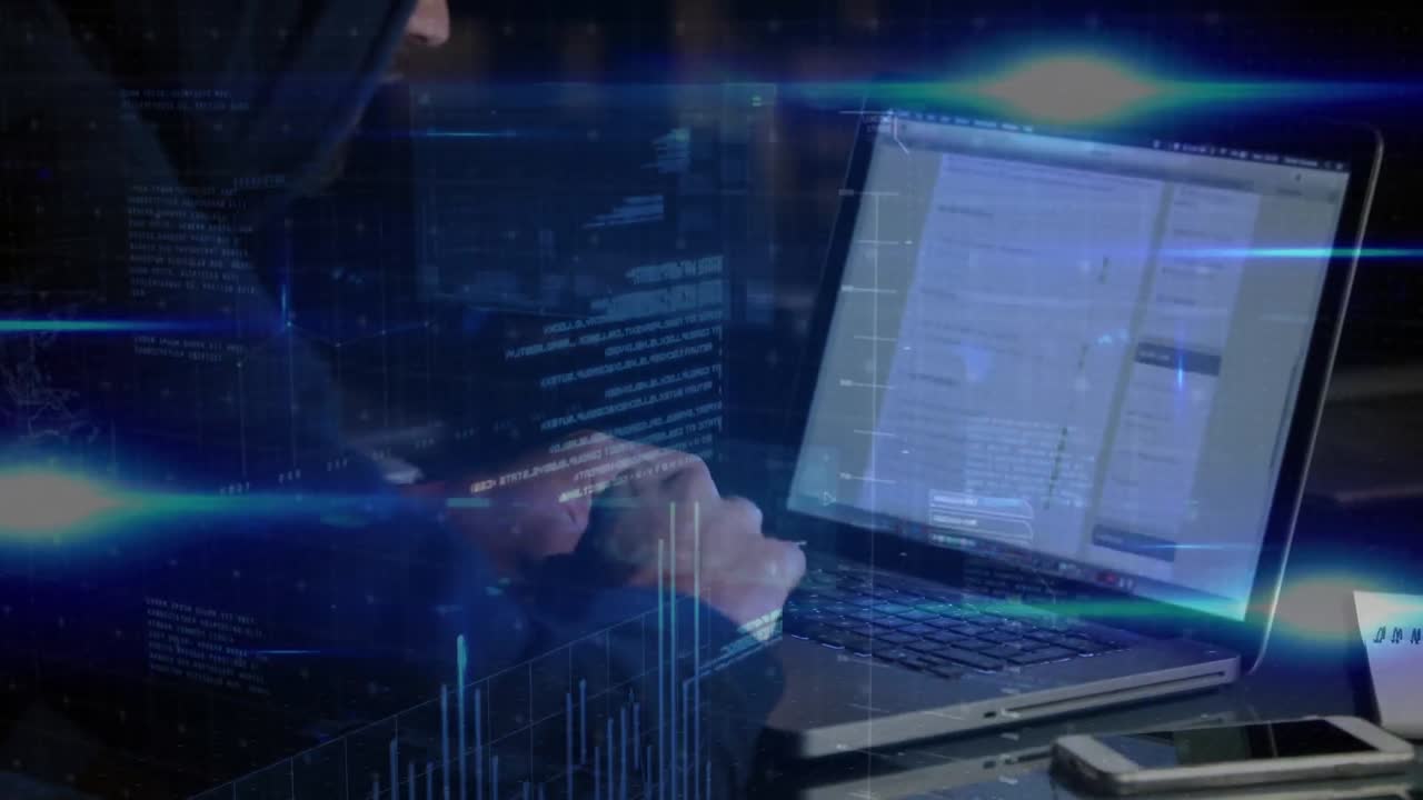 animación del procesamiento de datos sobre un hacker de computadoras caucásico usando una computadora portátil