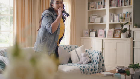 mujer joven feliz bailando cantando karaoke divirtiéndose chica adolescente celebrando con movimientos de baile geniales en casa disfrutando de la libertad el fin de semana 4k