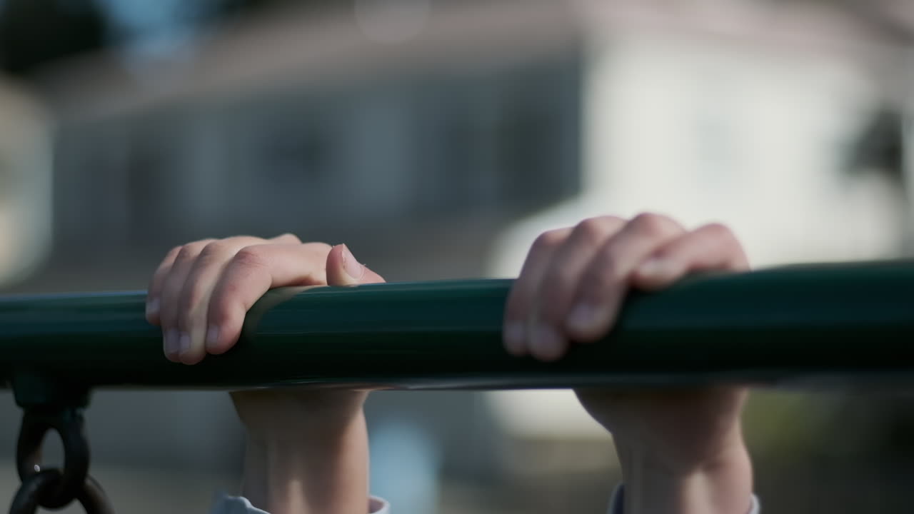 놀이 구조를 따라 손을 움직이는 아이의 슬로우 모션 클로즈업