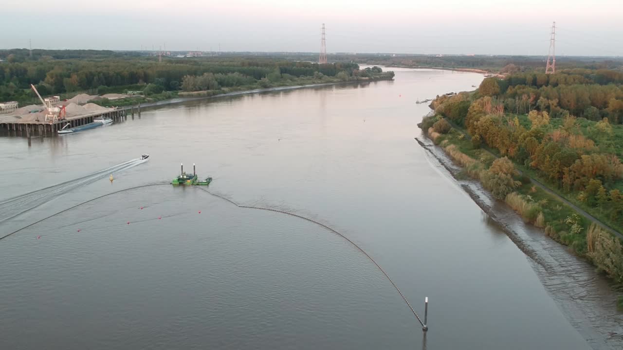 lancha rápida escapando en el río schelde, vista aérea de drones