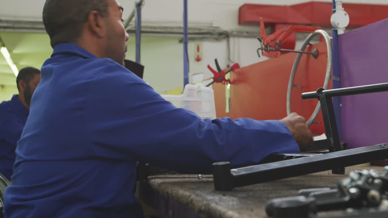 hombre discapacitado en el trabajo