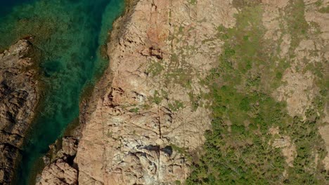 orilla rocosa cerca del mar azul profundo