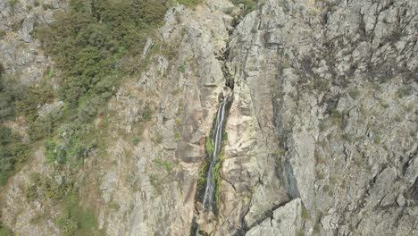 atrapó a 2 turistas en la cima de una montaña