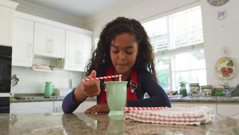 chica en una cocina en tiempo de navidad