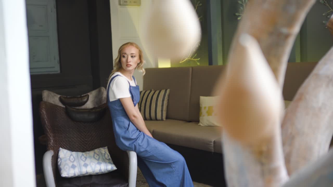 세련된 카페에서 휴식을 취하는 여자