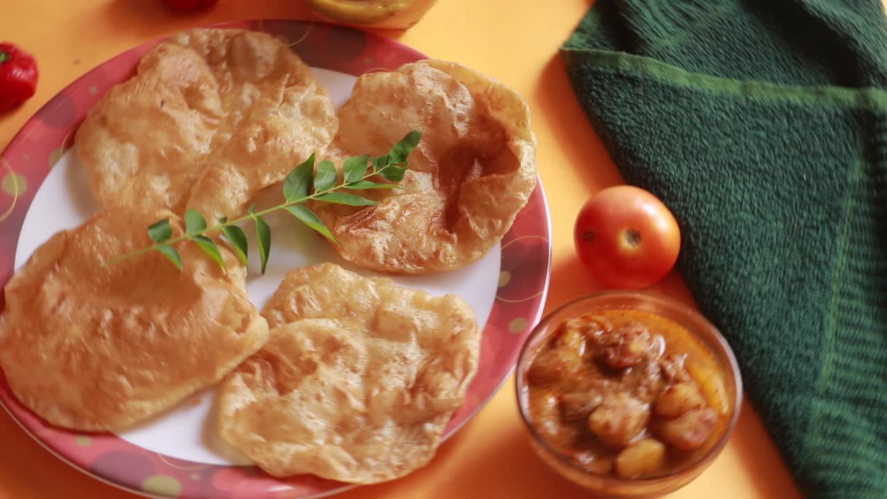 rotación chole bhature o curry de garbanzos y puri frito servido en vajilla de terracota sobre fondo amarillo