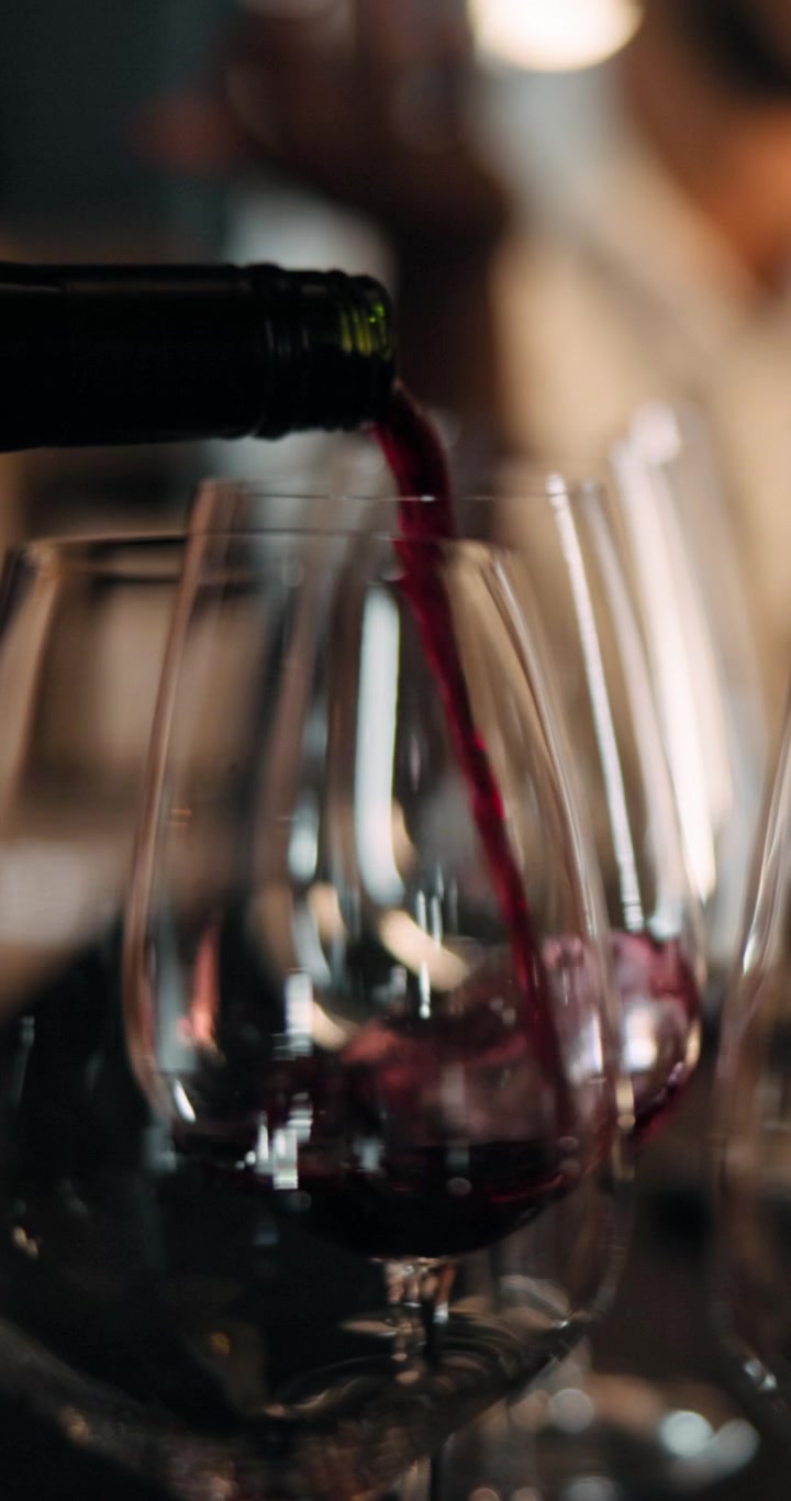 Il vino rosso viene versato in un bicchiere