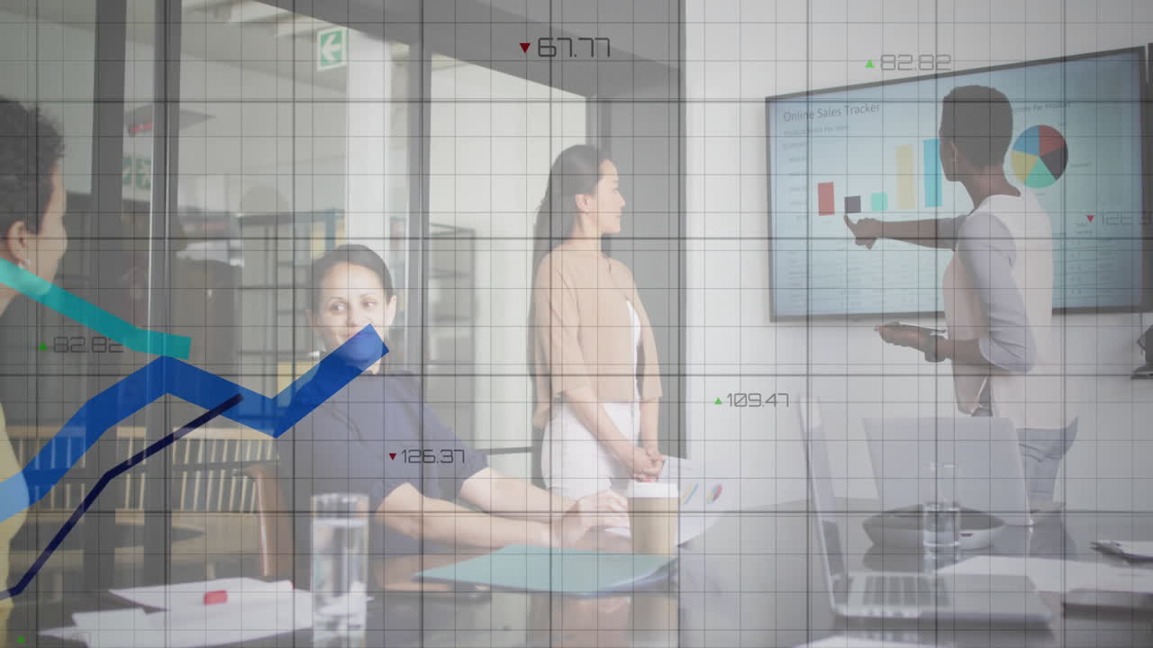 animación del procesamiento de datos financieros sobre diversas personas de negocios en la oficina