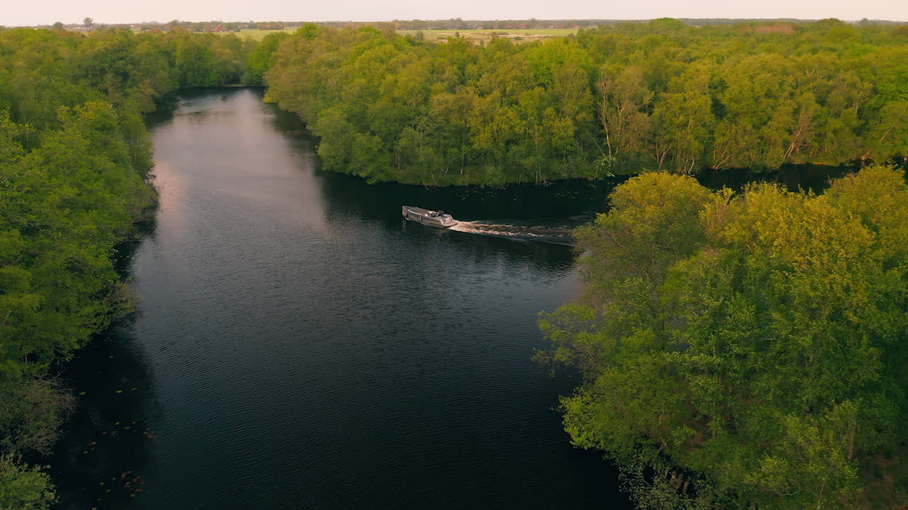 ossenzijl, friesland, 네덜란드의 waterstaete 근처 울창한 숲 가운데 조용한 호수를 가로 질러 항해하는 보트