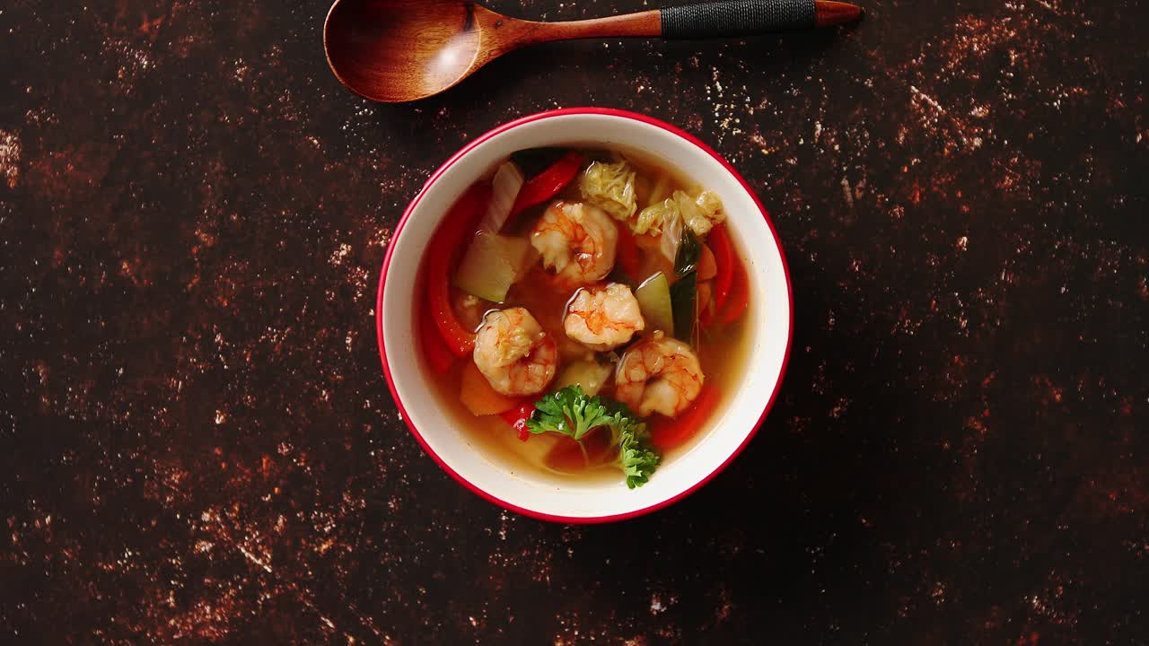 sopa tailandesa tradicional tom yum picante con camarones