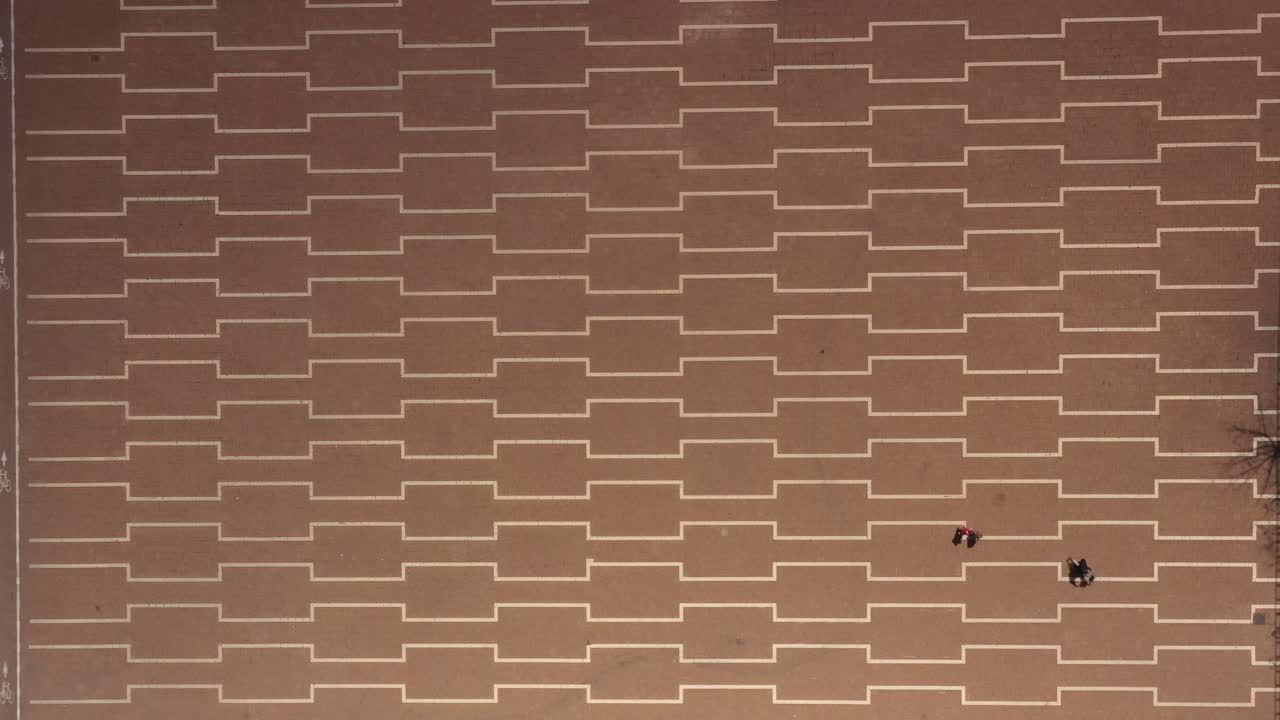 vista aérea de una plaza de la ciudad con un patrón geométrico