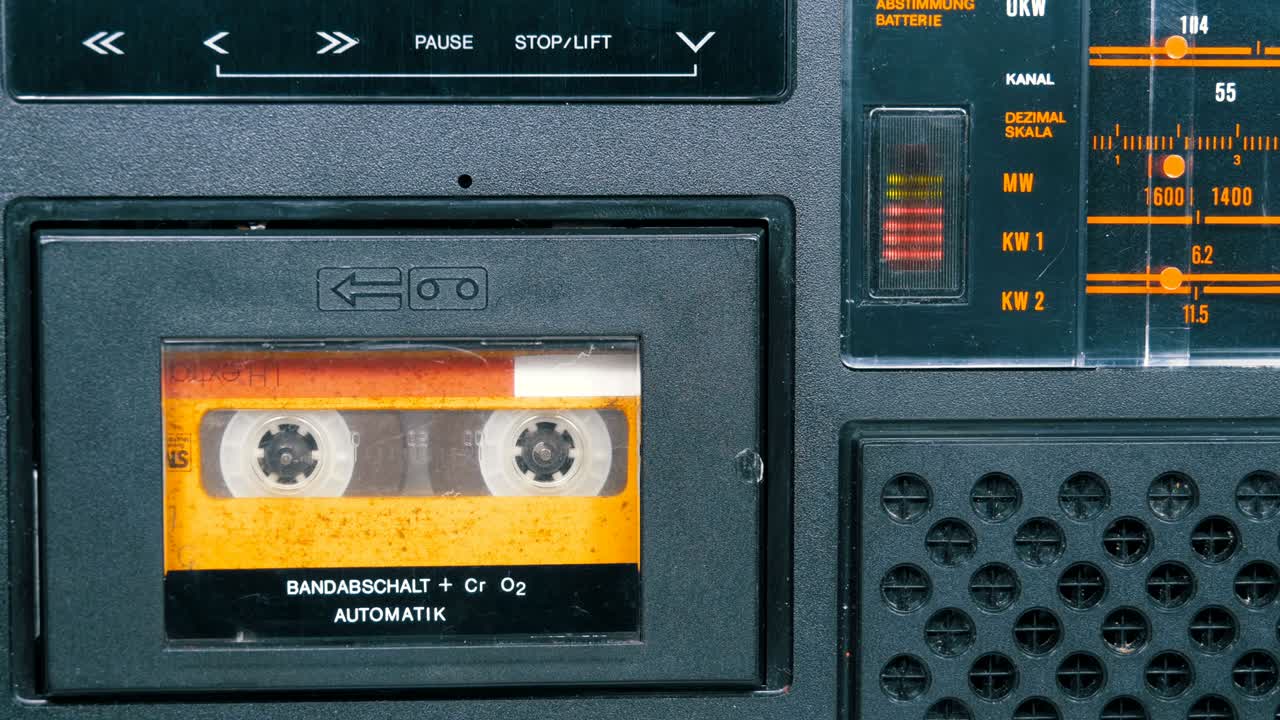 el viejo cassette de audio amarillo en la vieja grabadora gira