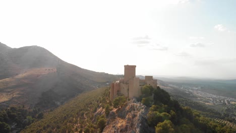castillo de jaen, españa castillo de jaen volando y tomas terrestres desde este castillo medieval en una tarde de verano, tambien muestra la ciudad de jaen hecha con un drone y una camara de accion a 4k 24fps usando filtros nd-15