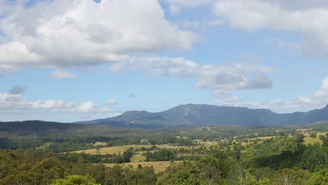 lapso de tiempo de las nubes que se mueven sobre el paisaje montañoso