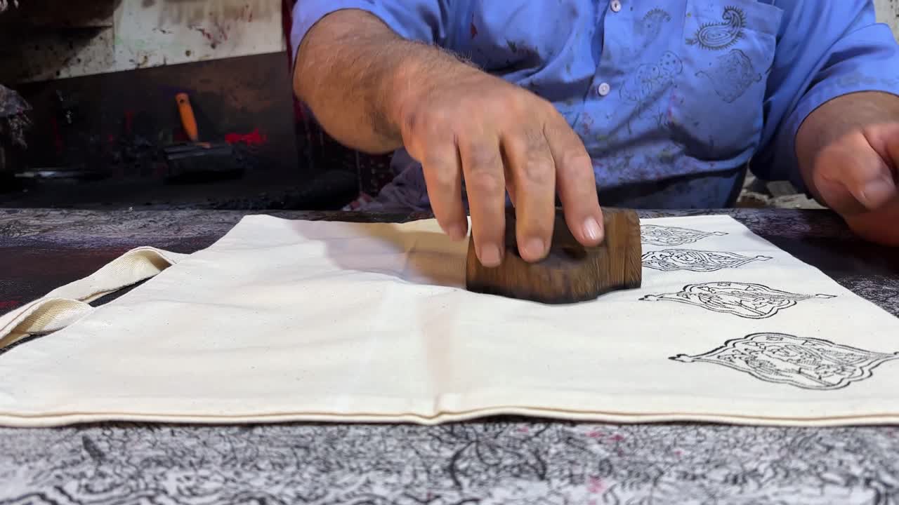 artesanía persa antigua hombre hecho kalamkari arte de colores naturales tintes impresión a mano en tela taller textil diseño tradicional en la ciudad histórica de la antigua isfahan viaje a isfahan en irán experiencia
