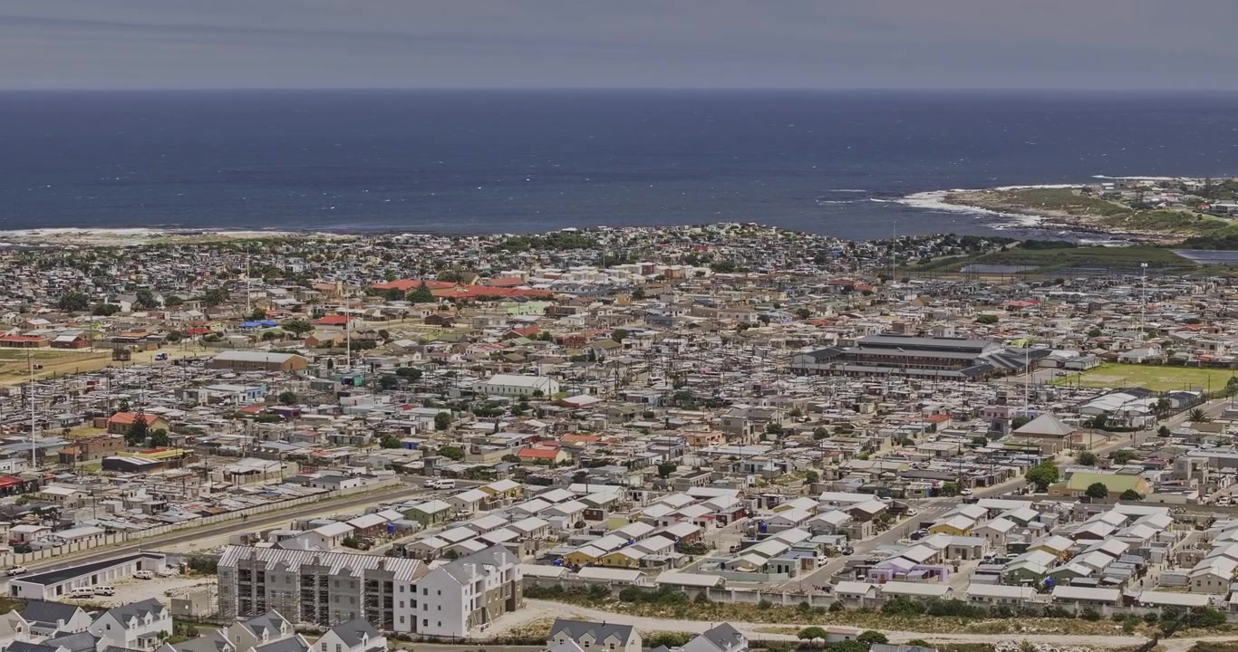 Hermanus Zuid-Afrika Luchtfoto v17 telelens overvlucht rond de township Zwelihle, Sandbaai, Onrus en Vermont met uitzicht op de kustbergen - Geschoten met Mavic 3 Pro Cine - 8 januari 2024
