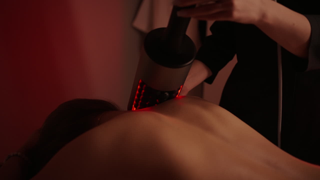 Kvinde modtager rødlysterapi-massage på et spa