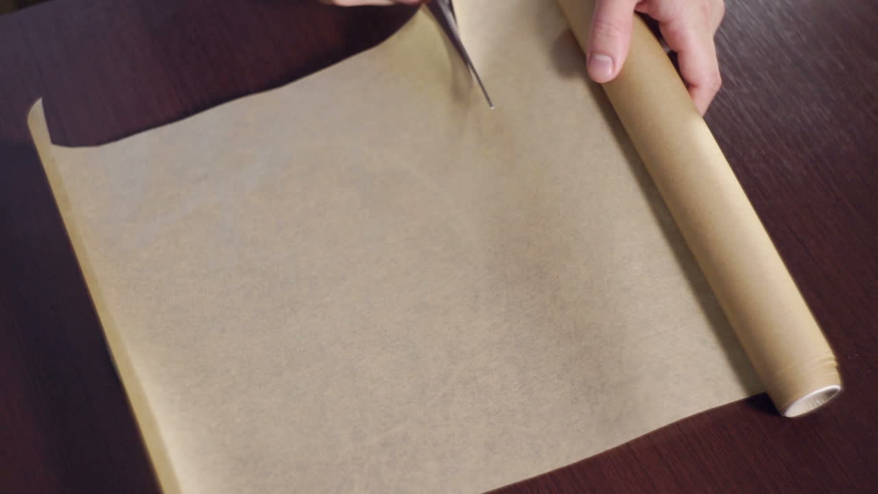 Tagliare la carta da forno e rivestire una teglia rotonda. Utensili da cucina
