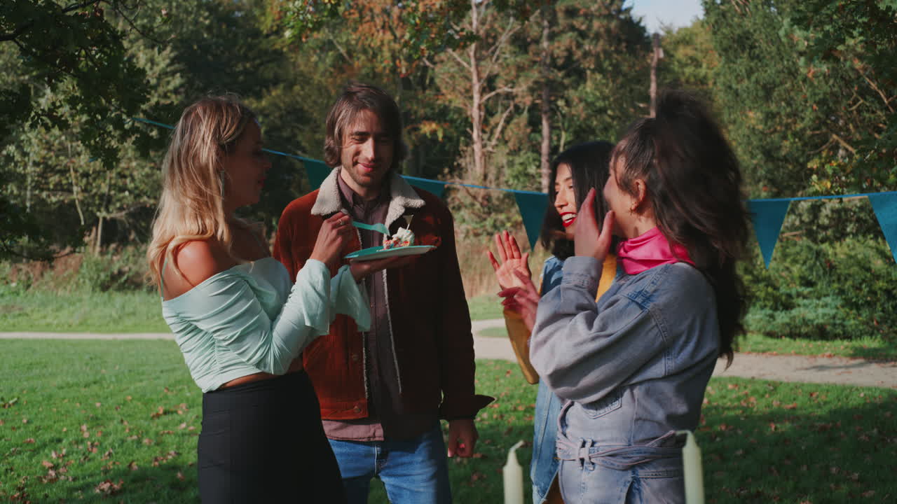 amigos haciendo un picnic en el parque