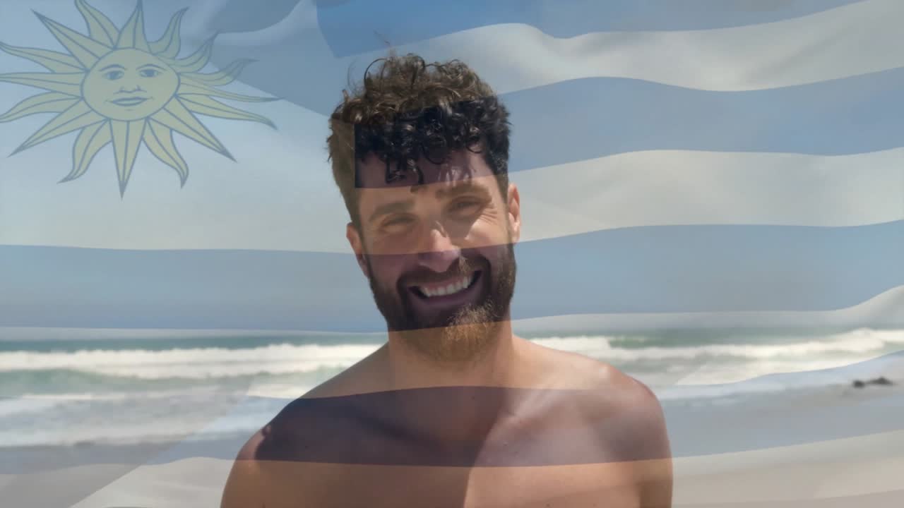Mann ohne Hemd bewegt sich lächelnd am Strand, mit einem transparenten Flaggen-Overlay, das im Wind weht, für Reisewerbung.