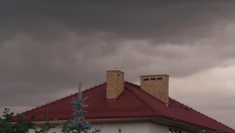 nubes grises que se mueven sobre la casa en el pueblo de kolbudy en el distrito de pomerania, polonia