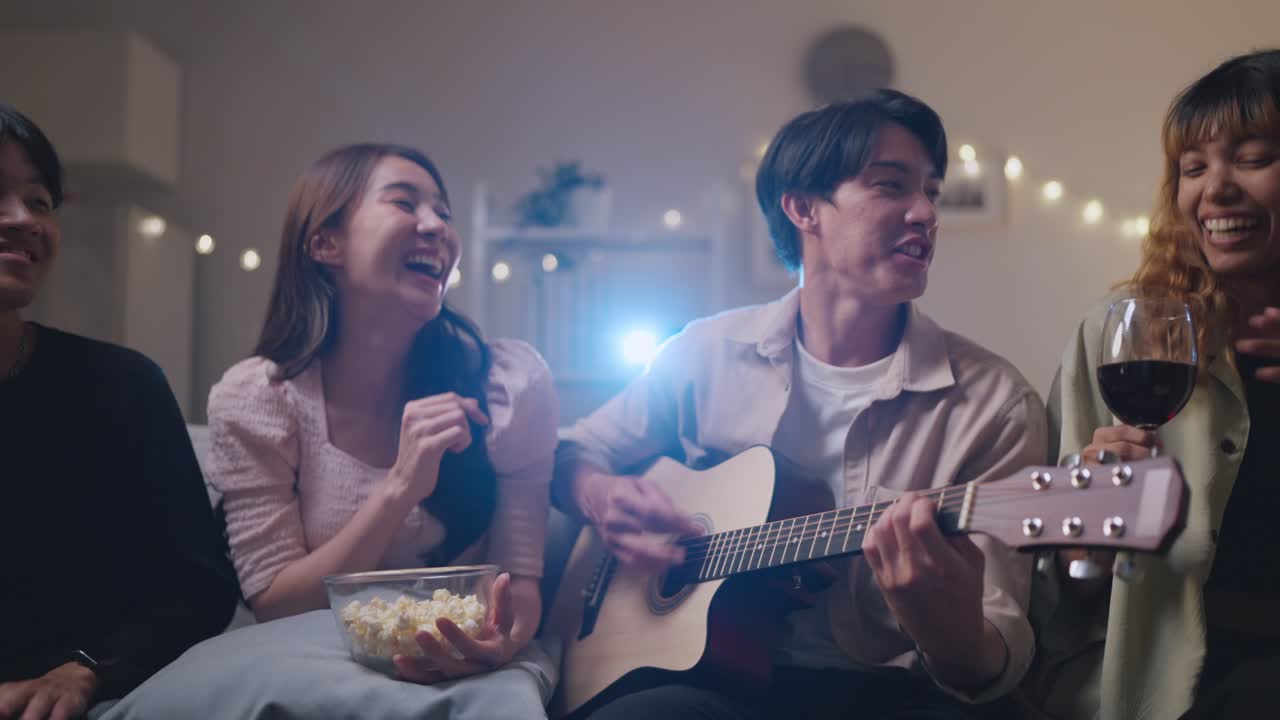 친구 들 이 음악 과 팝콘 과 함께 영화 밤 을 즐기고 있다