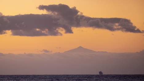 Sonnenaufgang-Auf-La-Palma-Mit-Teide-Am-Horizont